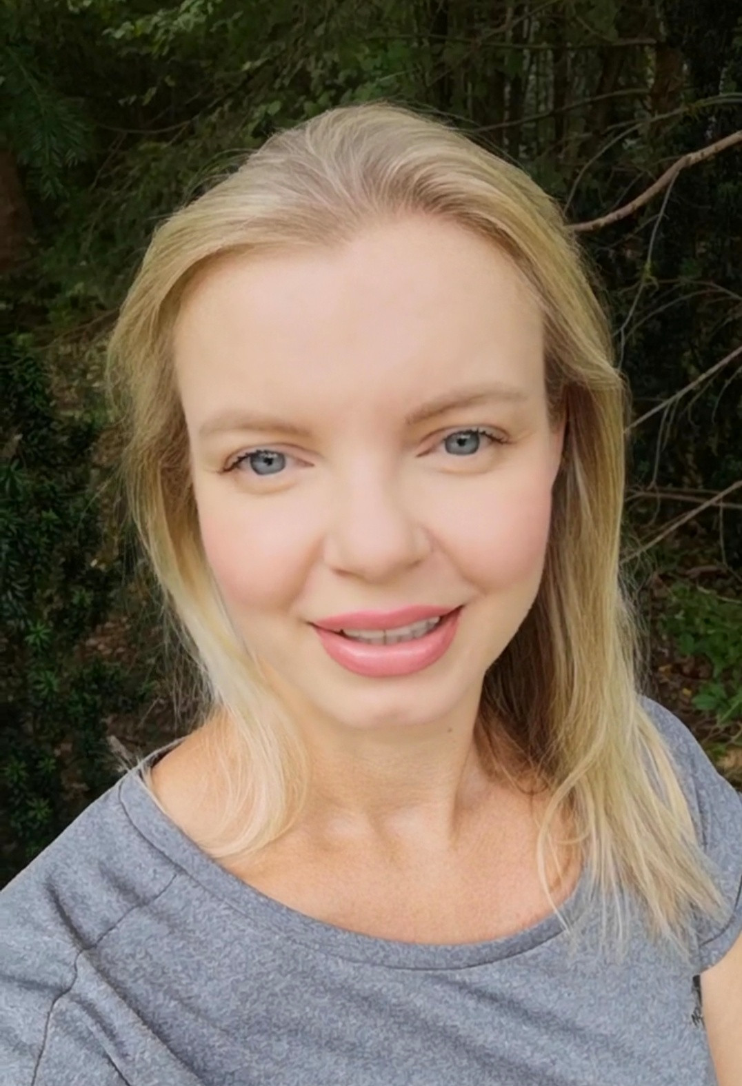 Porträtfoto von Karina Haufe im Freien