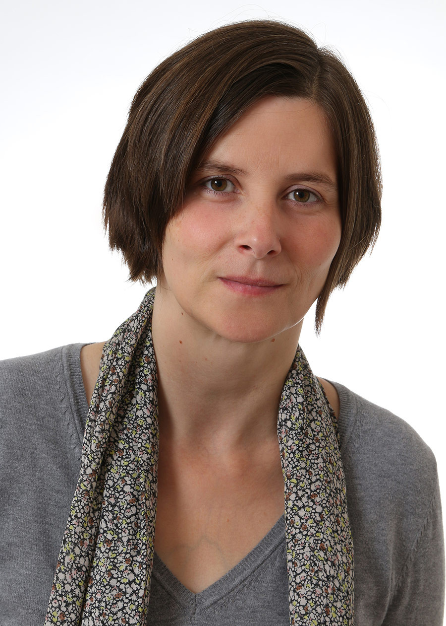 Porträt von Alexandra Hirschfelder vor weißem Hintergrund