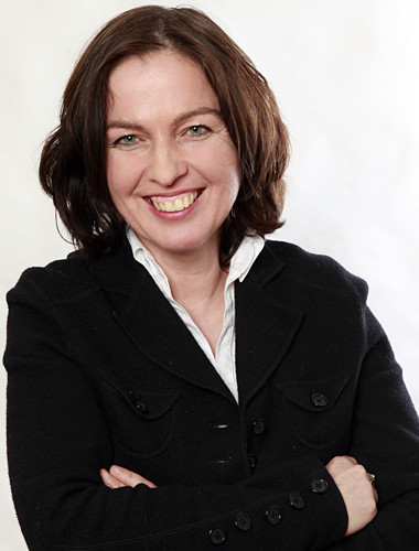 Porträt von Svenja Hofert, lächelnde Frau im schwarzen Blazer