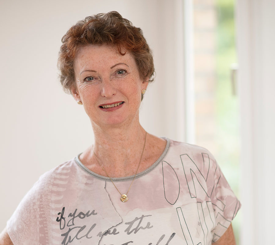 Porträtfoto von Heike Hoefler in einem hellen Raum