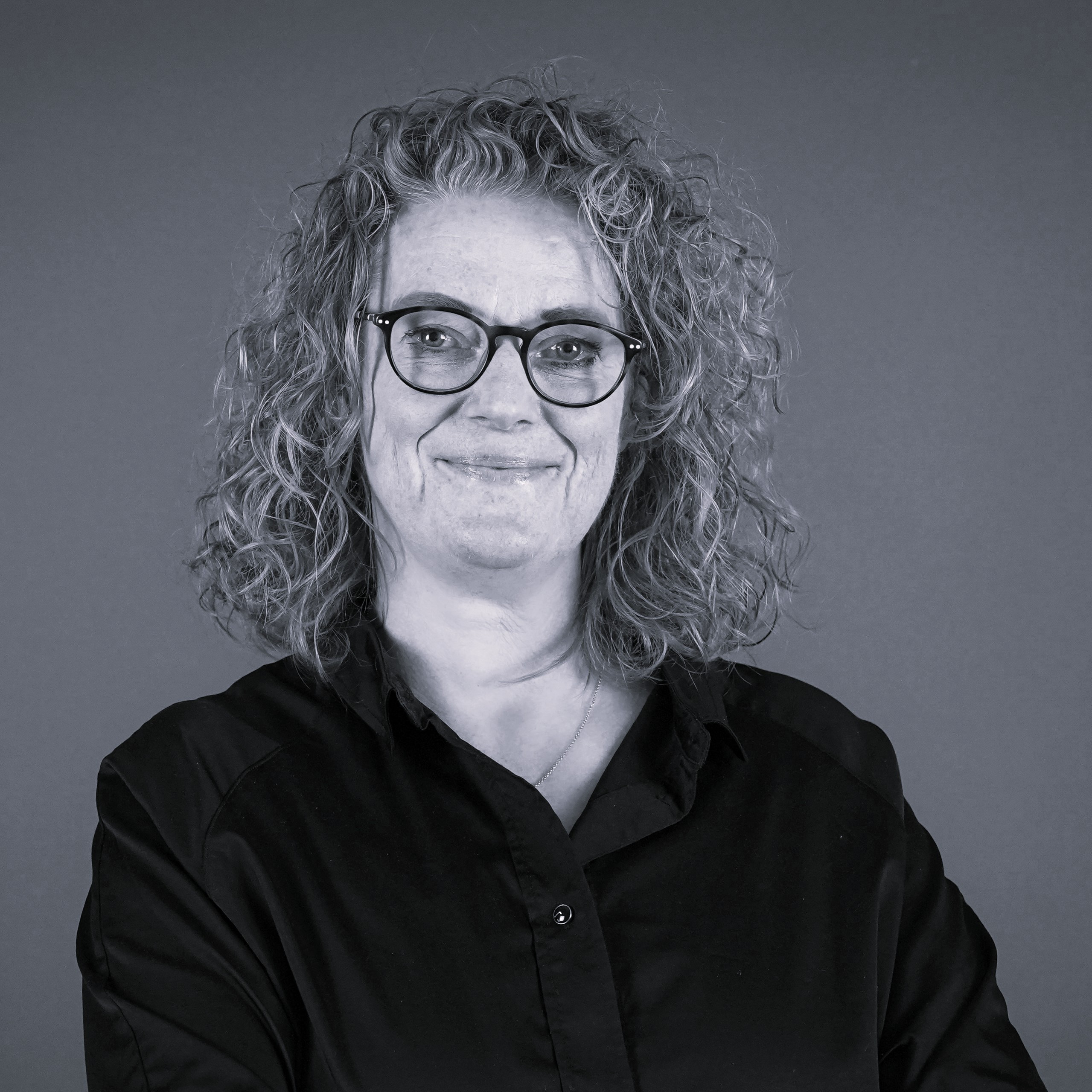 Porträtfoto von Susanne Rissling in schwarz-weiß, quadratisches Format