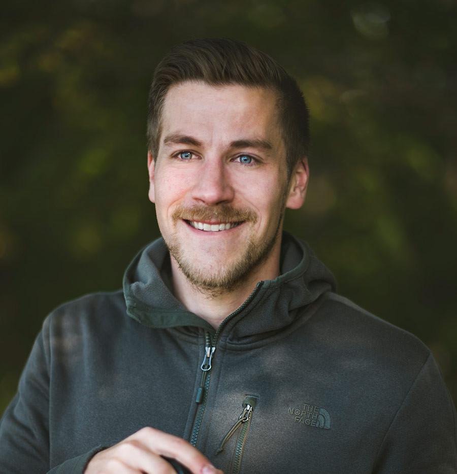 Porträt von Radomir Jakubowski im Outdoor-Look mit The North Face Jacke