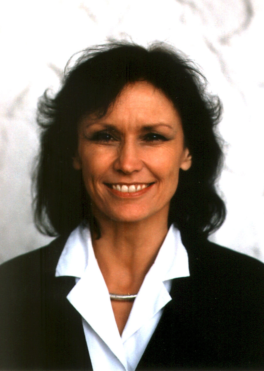 Porträtfoto von Yvonne Joosten im Business-Outfit
