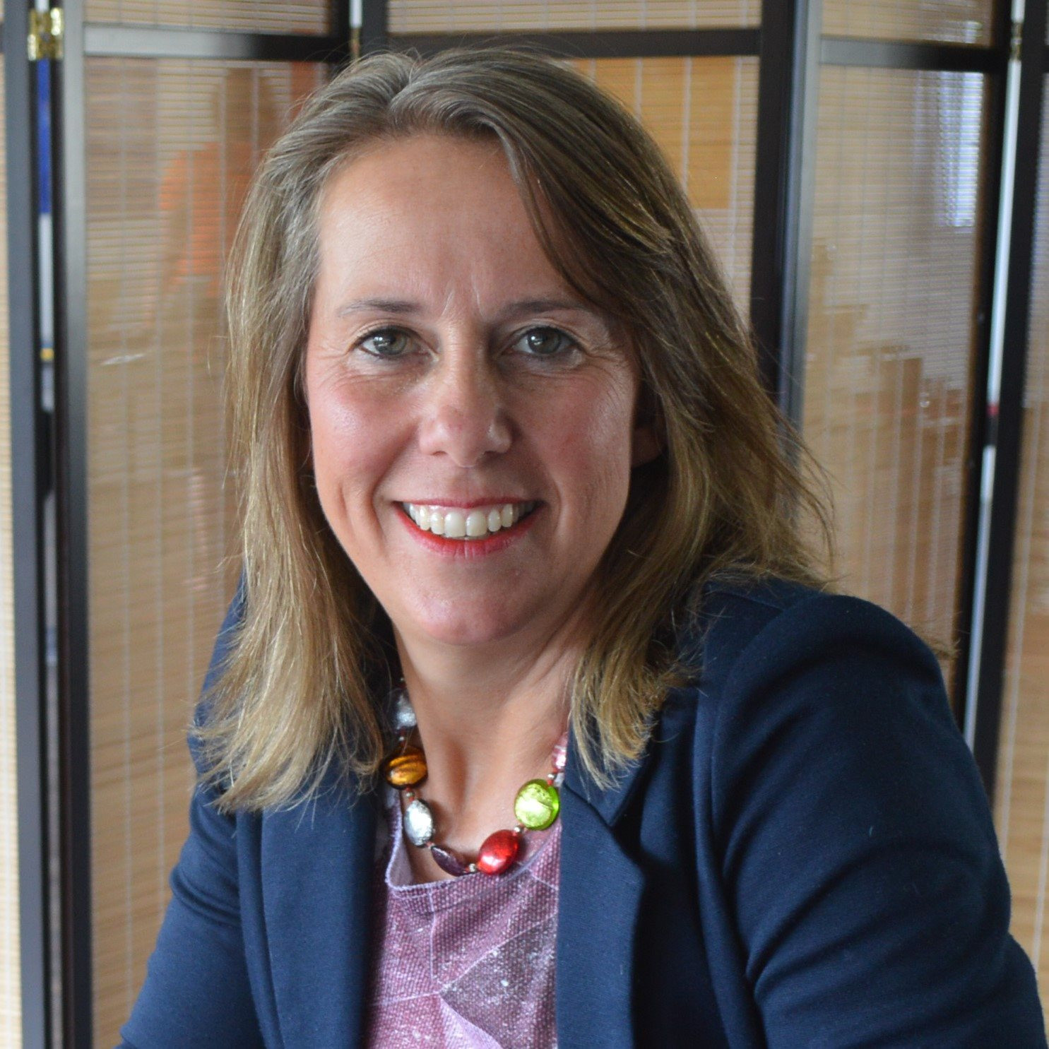 Porträt von Dipl.-Oec. Katrin Kleinesper im Business-Outfit