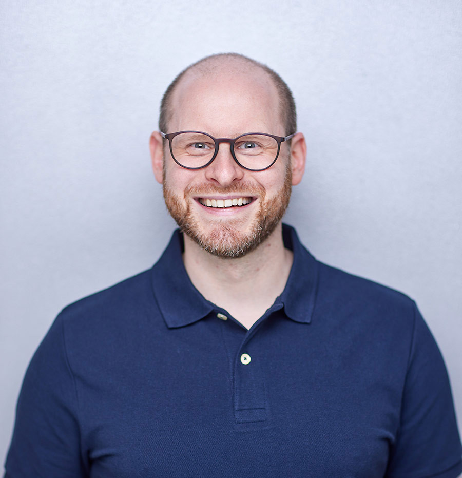 Portraitfoto von Tobias Knop vor neutralem Hintergrund