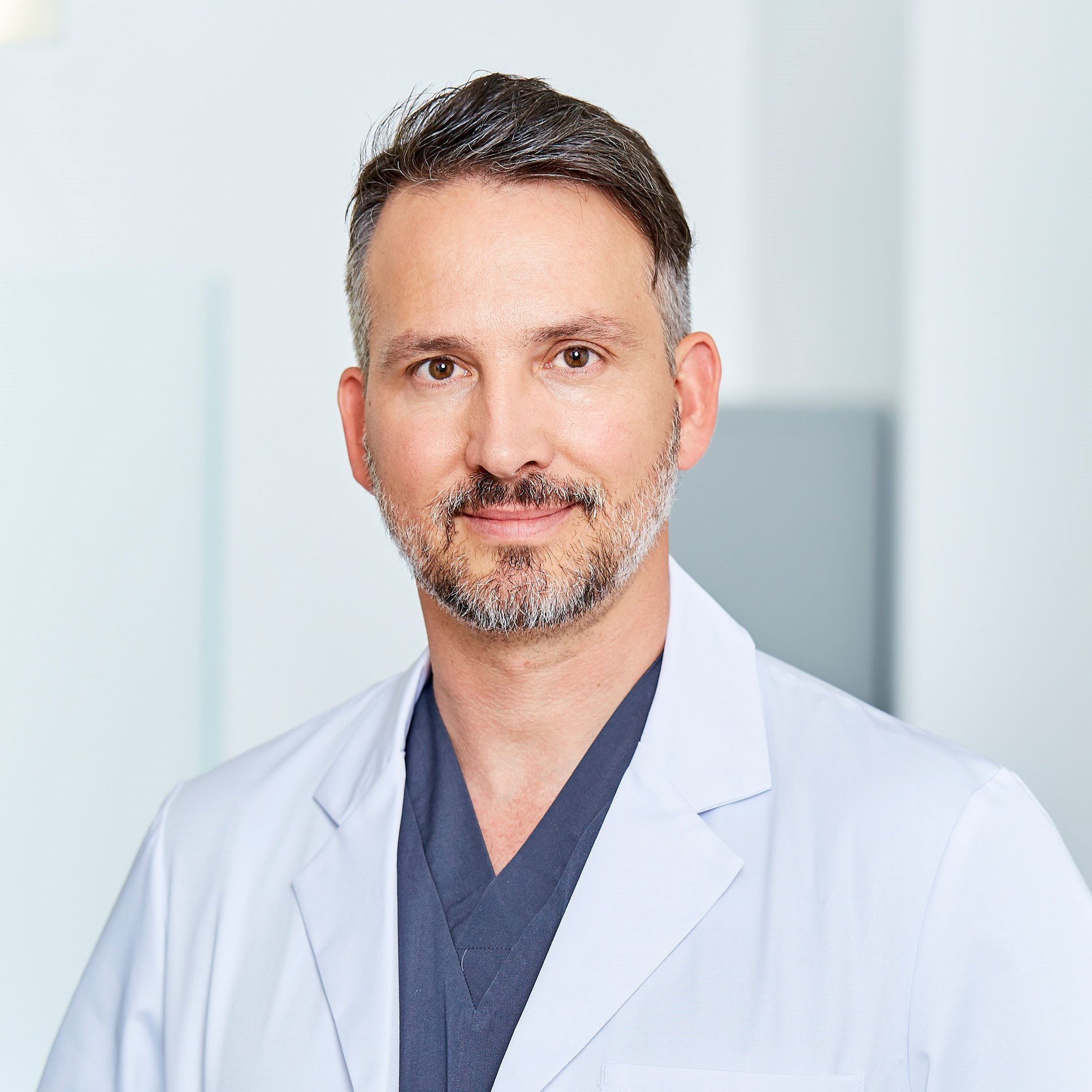 Porträt von Dr. med. Matthias Koller im Arztkittel