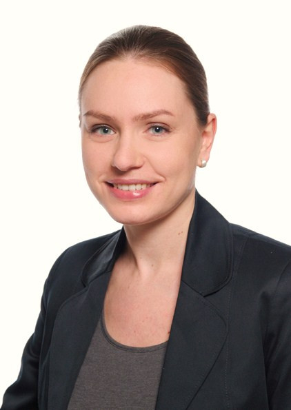 Porträtfoto von Nadine Magg im Business-Outfit