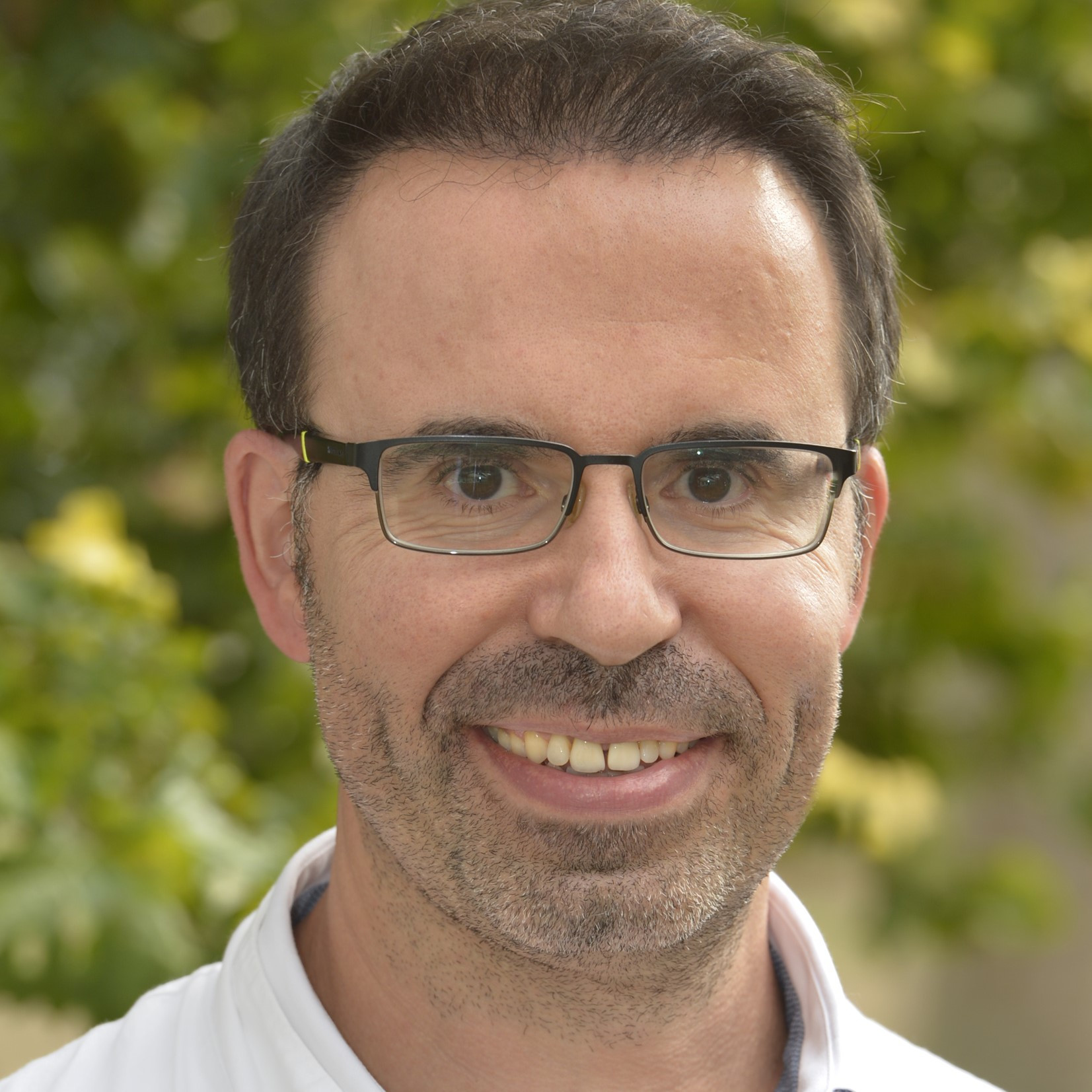 Portrait von Dr. med. Ramon Martinez, Arzt im Freien
