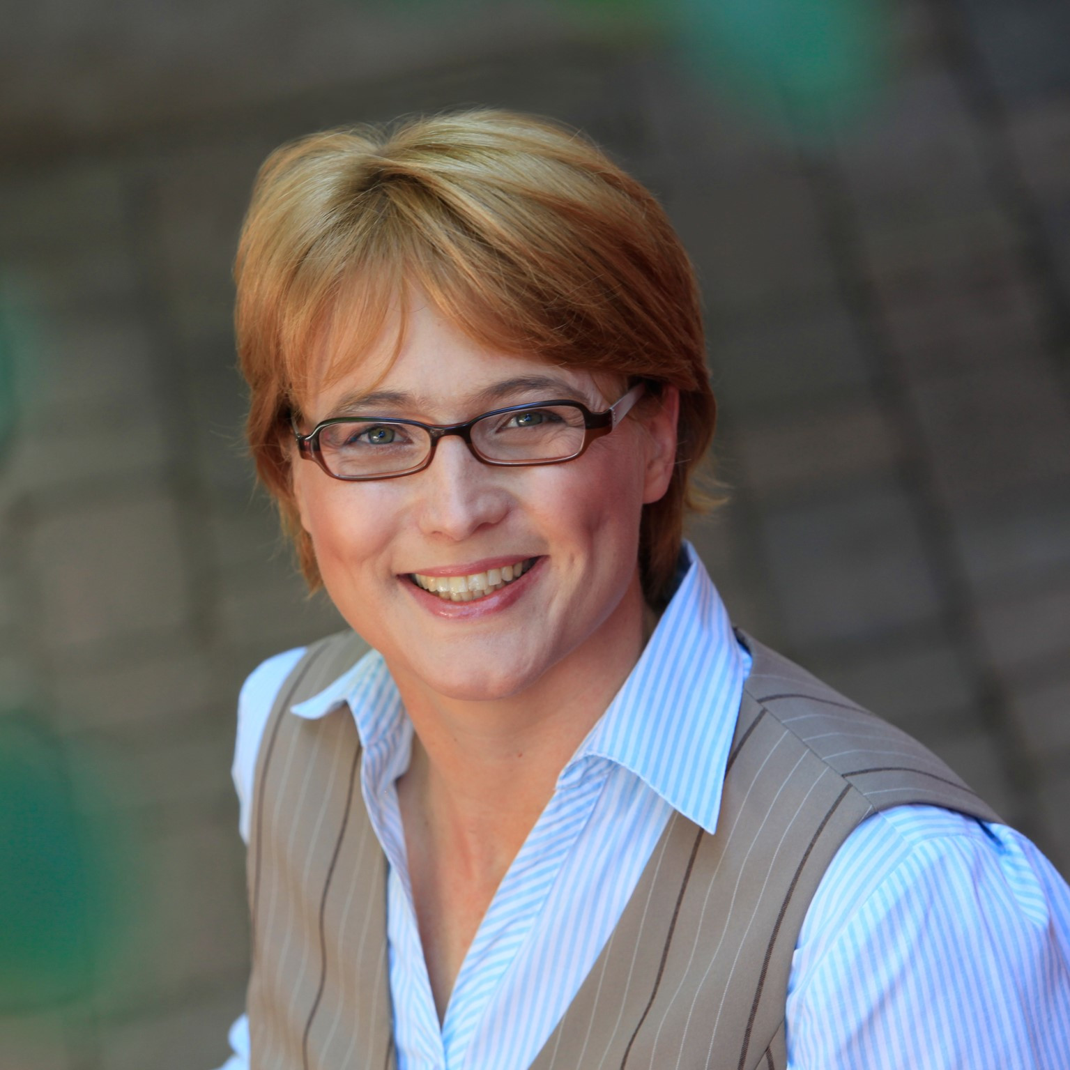Porträt von Mauritz Friederike, Frau mit blonden Haaren und Business-Outfit