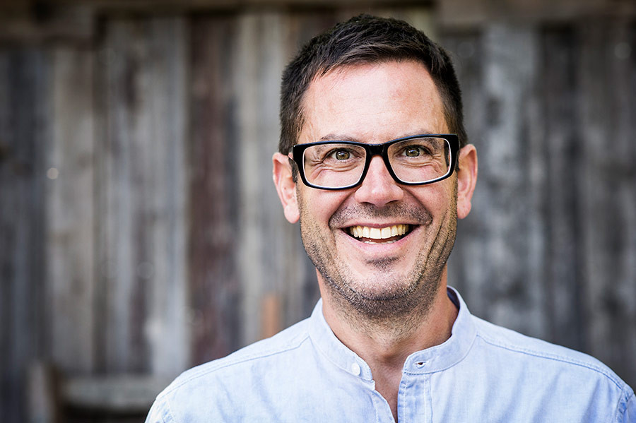 Porträtfoto von Mischa Miltenberger vor Holzwand