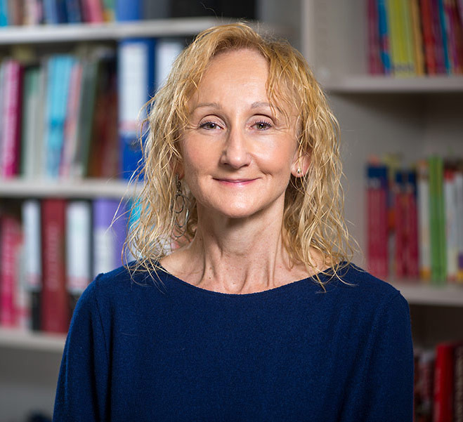 Porträt von Sonja Nothacker vor Bücherregal