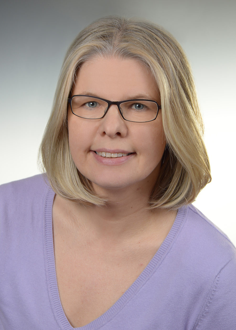 Portraitfoto von Sabine Offenborn mit blondem Haar und lila Oberteil