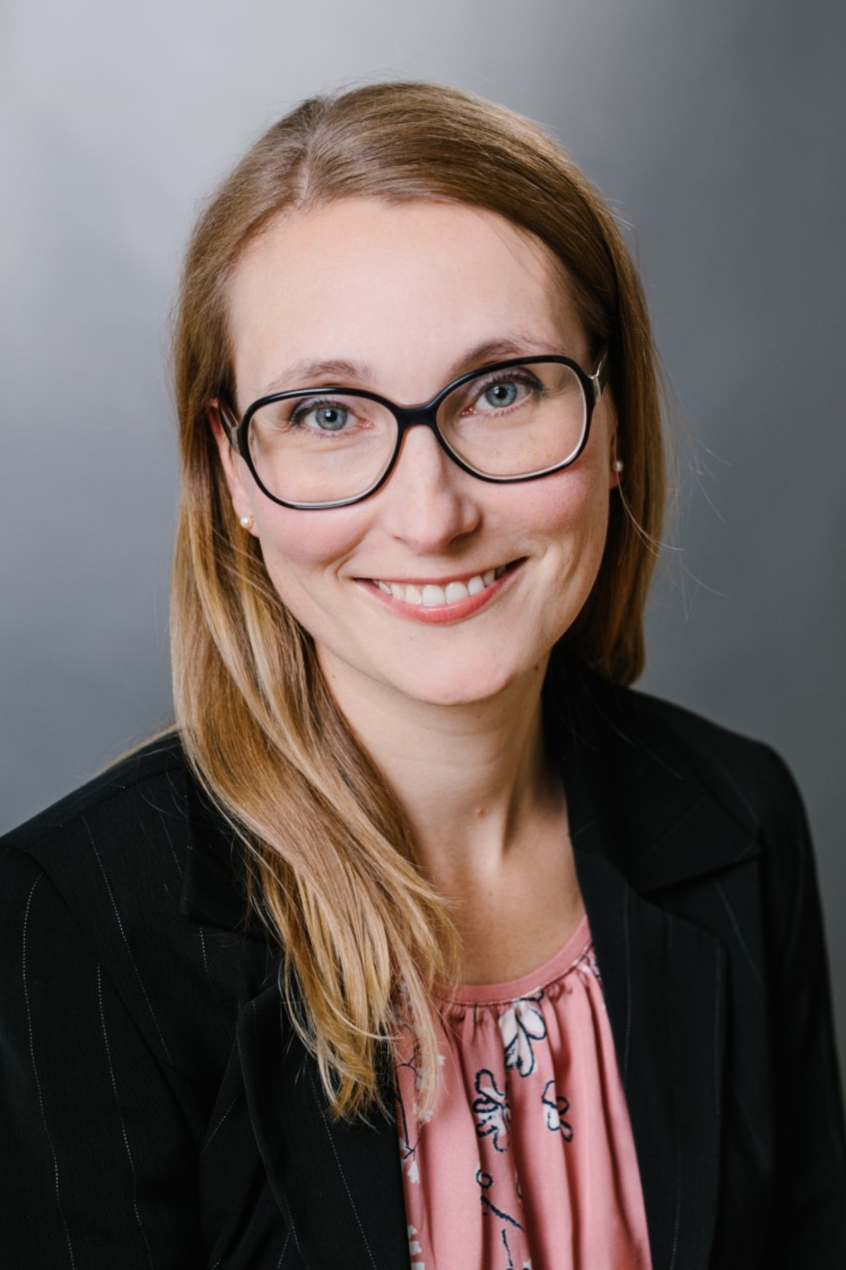 Porträtfoto von Dr. med. Cornelia Ott, Ärztin mit Brille und freundlichem Lächeln