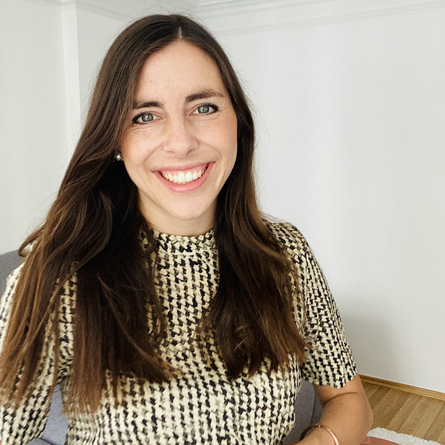 Porträtfoto von Ann Kathrin Reuter in einem gemusterten Oberteil