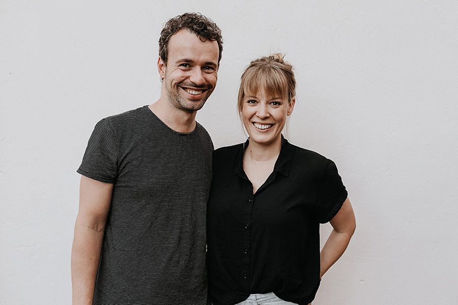 Ritter Jenny und Sebastian stehen zusammen vor einer weißen Wand