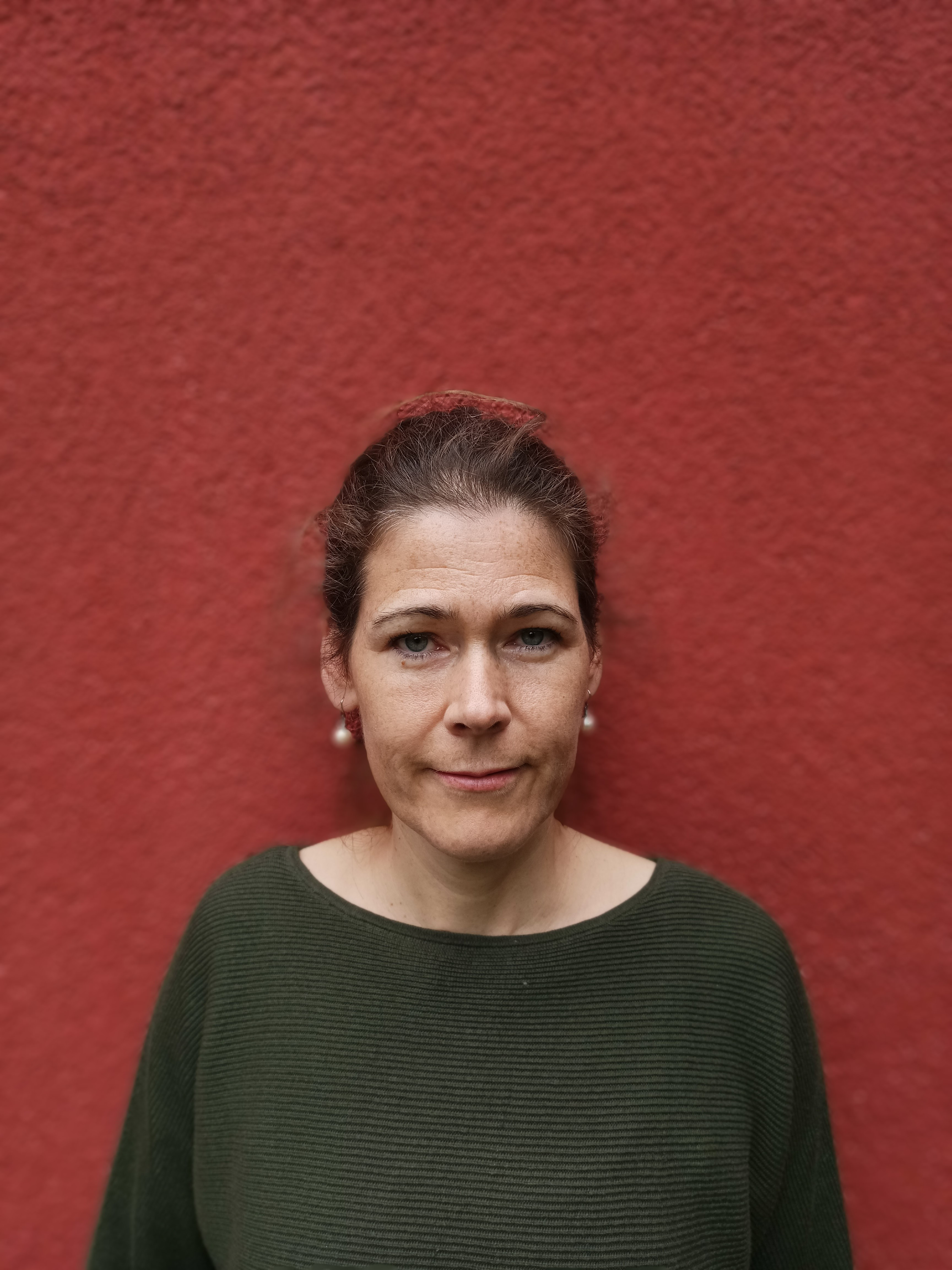 Porträt von Dr. Jutta von Campenhausen vor roter Wand