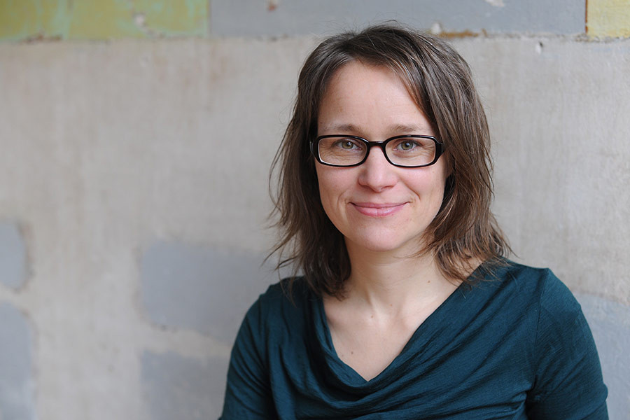 Portrait von Anne Wanitschek vor einer Wand