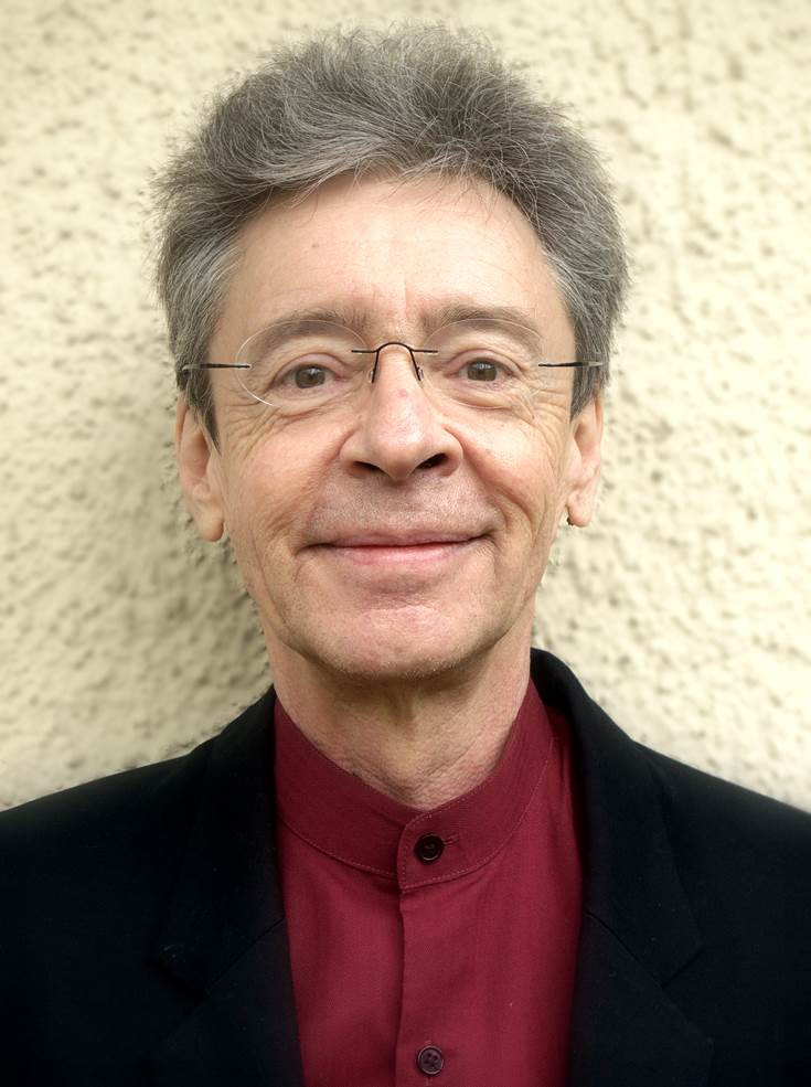 Porträt von Dr. med. Eberhard J. vor einer hellen Wand