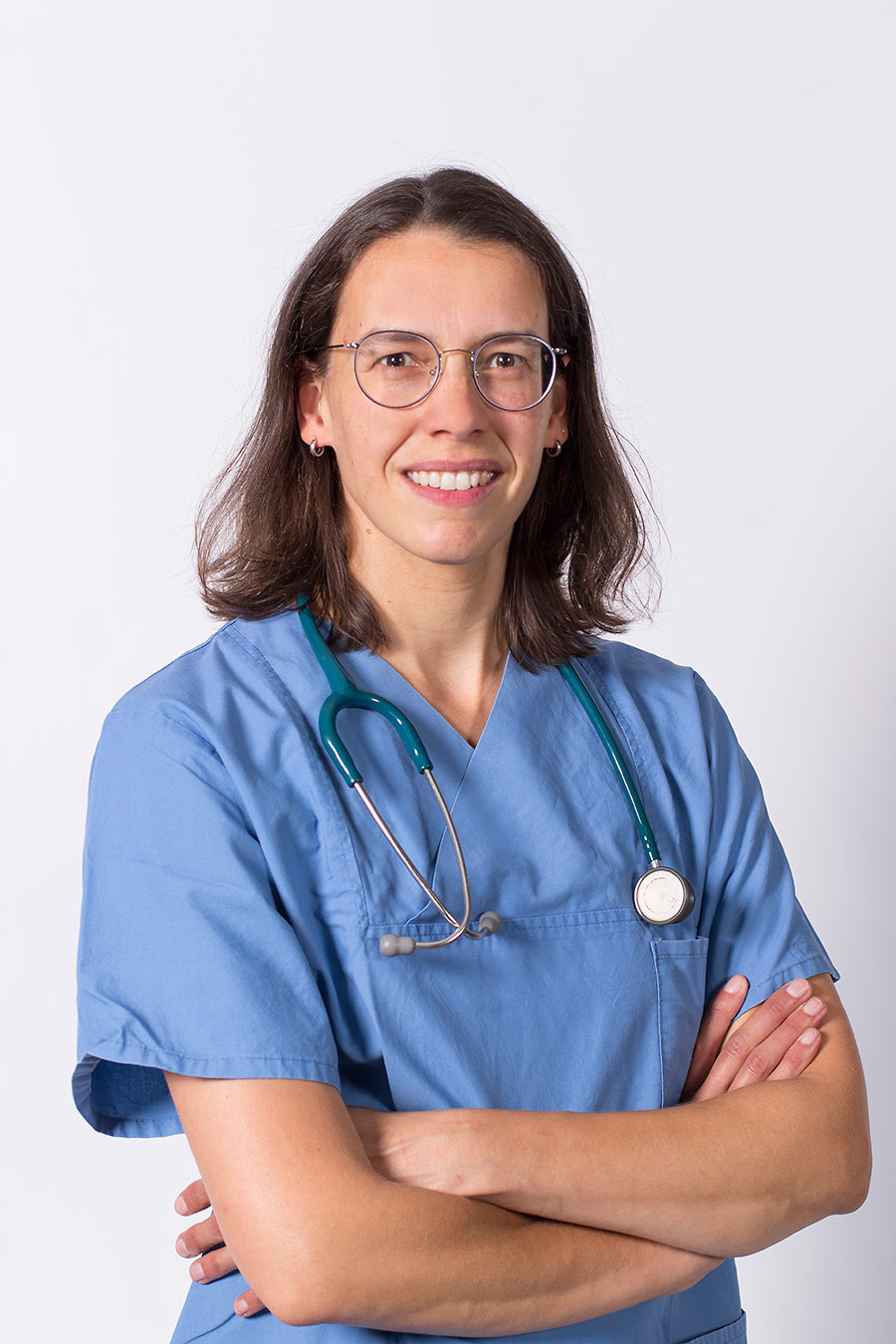 Porträt von Dr. med. Kristin Zwenzner in blauer Arztkleidung mit Stethoskop