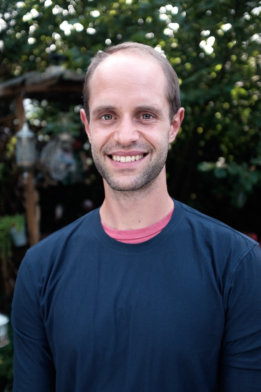 Porträt von Dr. med. Moritz Binder im Freien
