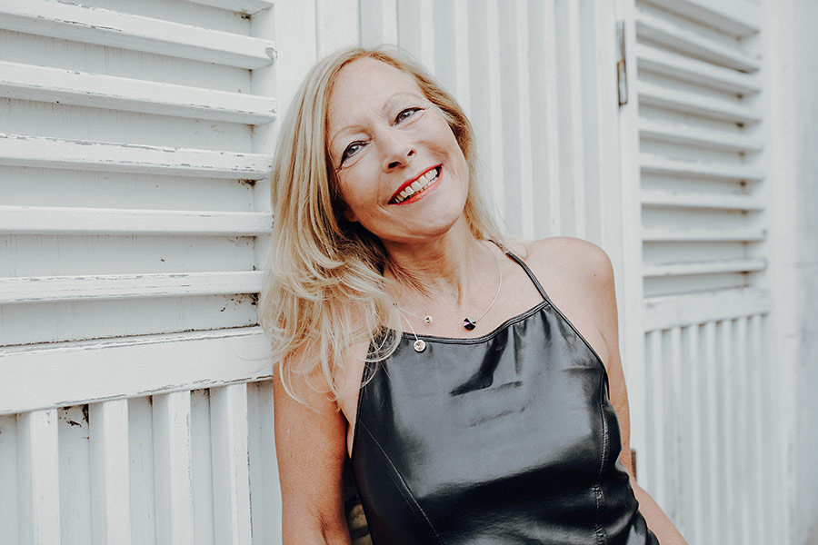 Dr. med. Ute Braun-Münziger vor weißer Holzwand