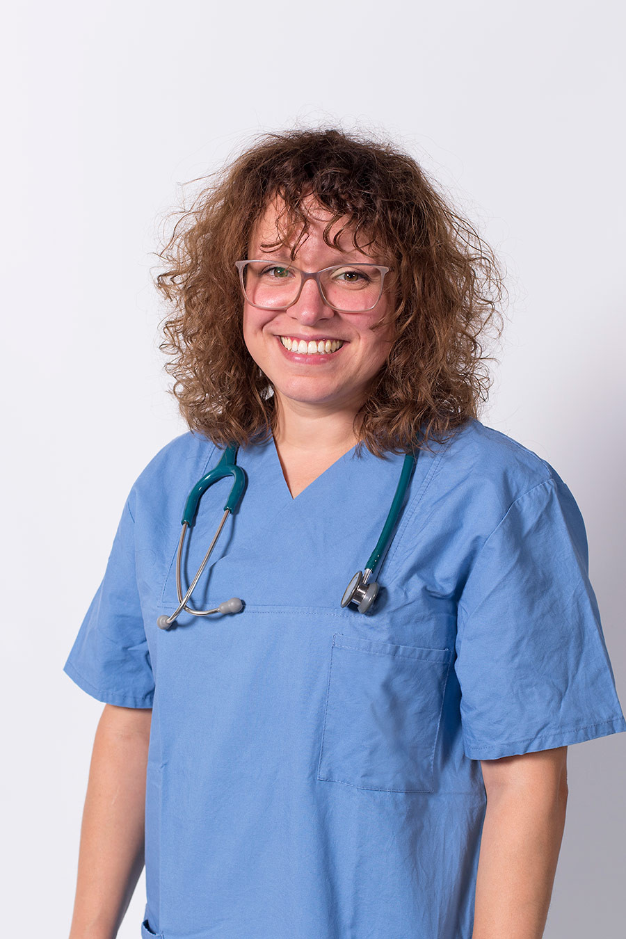 Dr. med. Silvia Fernandez Rodriguez in blauer Arztkleidung mit Stethoskop