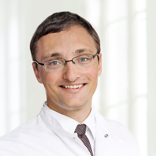 Porträt von Prof. Dr. med. Clemens Heiser im Arztkittel