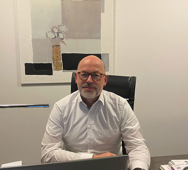 Dr. med. Wilfried in seinem Büro in Hohenforst am Schreibtisch