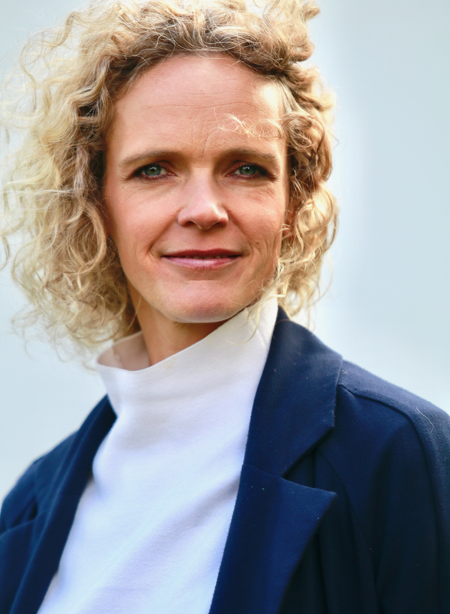 Porträt von Lisa Harmann im Business-Outfit