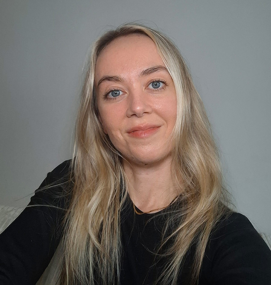 Portrait von Gesa Marie Meinardus vor grauem Hintergrund