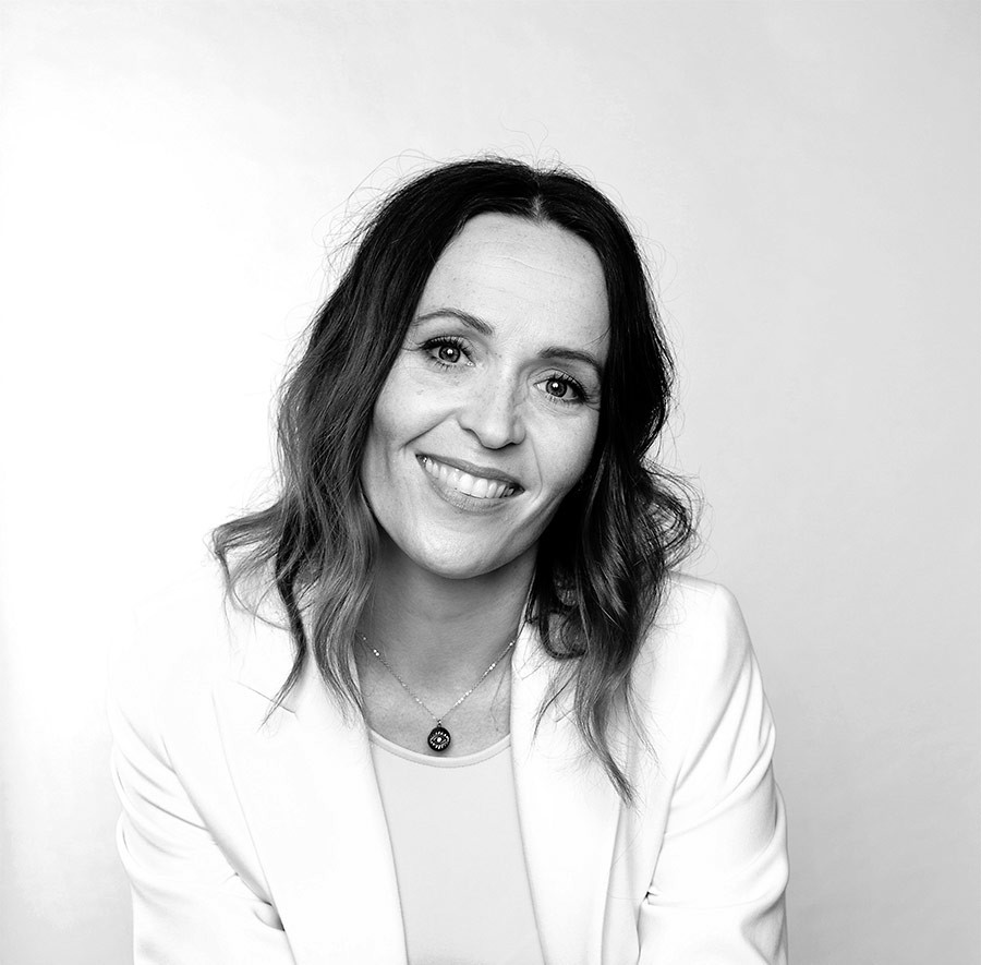 Porträt von Dr. Laura Williams, lächelnde Frau im weißen Blazer