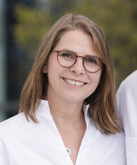 Porträt von Christiane Guenther mit Brille und weißer Bluse