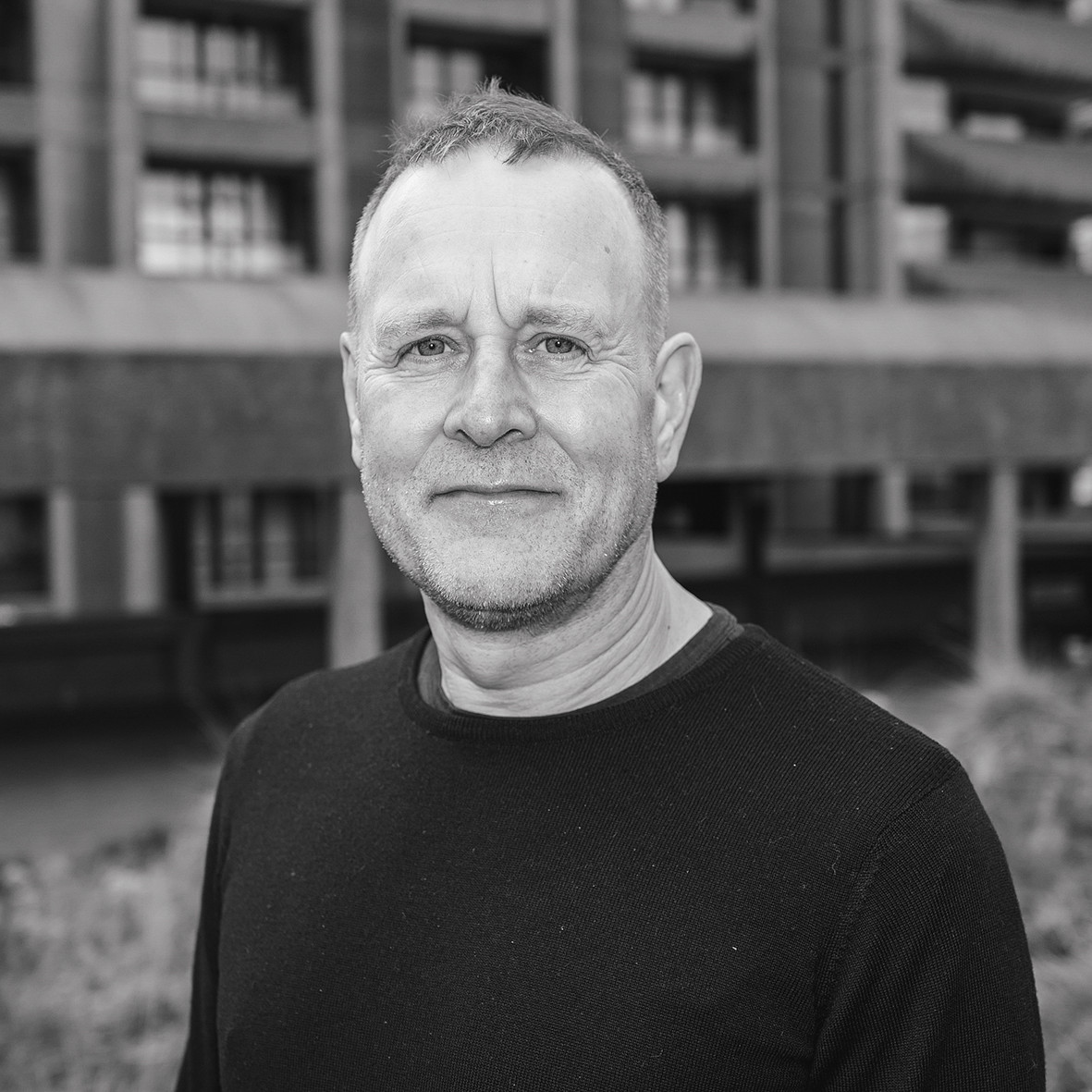 Portrait von Chris Hirst vor einem modernen Gebäude