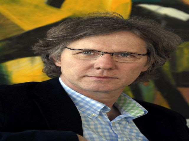 Porträt von Wolf Eberhard vor farbigem Hintergrund