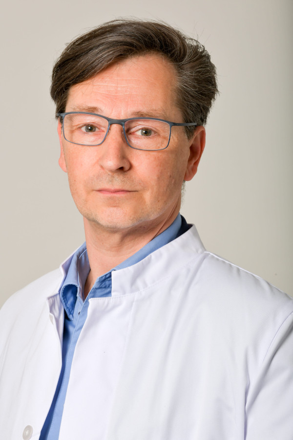 Portrait von Sven David Müller im Arztkittel