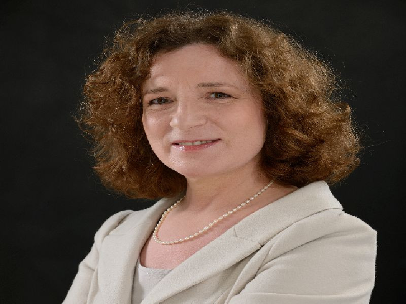 Porträt von Wilhelms Theresia vor schwarzem Hintergrund