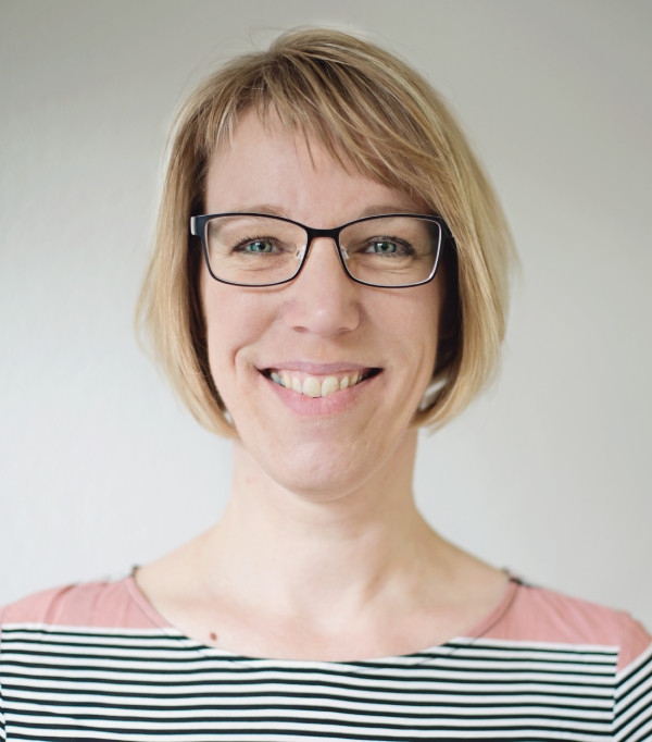 Portrait von Silke Nuthmann mit Brille und kurzem blondem Haar
