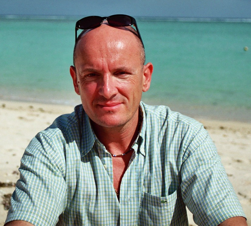 Bernd Pelzer am Strand mit Sonnenbrille am Meer