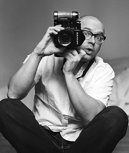 Henrik Pfeifer mit Kamera, Porträt eines Fotografen
