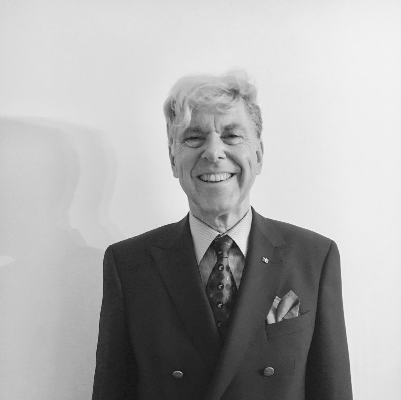 Porträt von PD Dr. med. Dr. h. c. Andreas Schapowal im Anzug