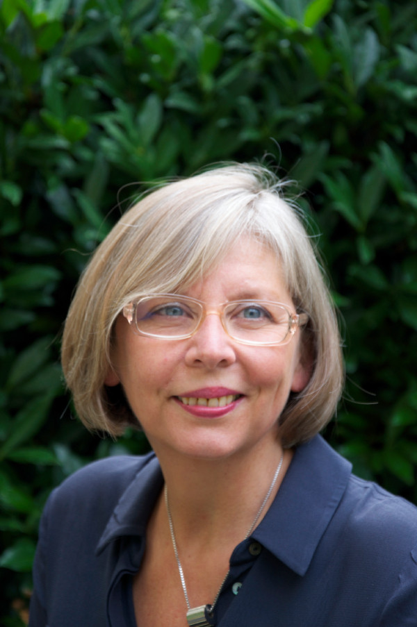 Porträt von Birgit Schlepuetz vor grünem Hintergrund