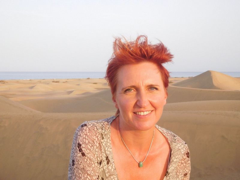 Porträt von Natalie Schnack in einer Wüstenlandschaft