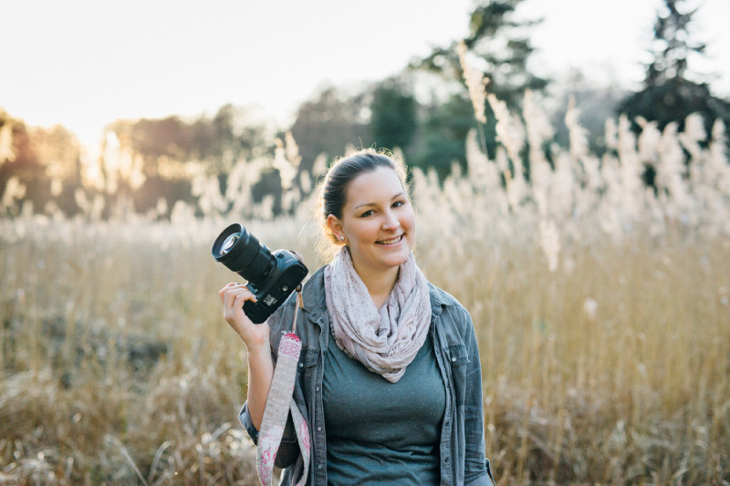 Nina Schnitzenbaumer mit Kamera in der Natur