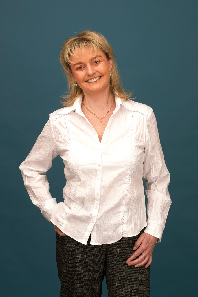 Porträt von Astrid Schobert vor blauem Hintergrund