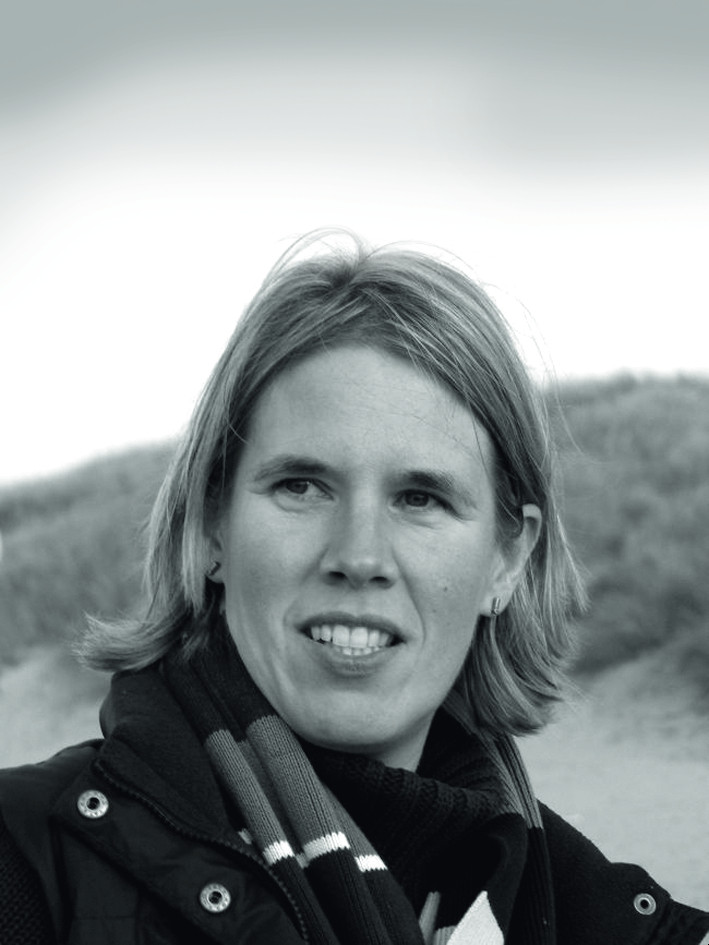 Porträt von Sabine Seyffert im Freien