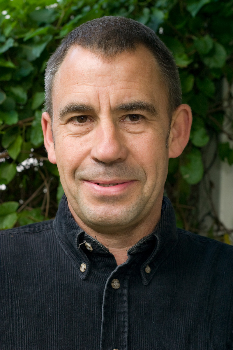 Porträt von Tom Striewisch vor grünem Hintergrund