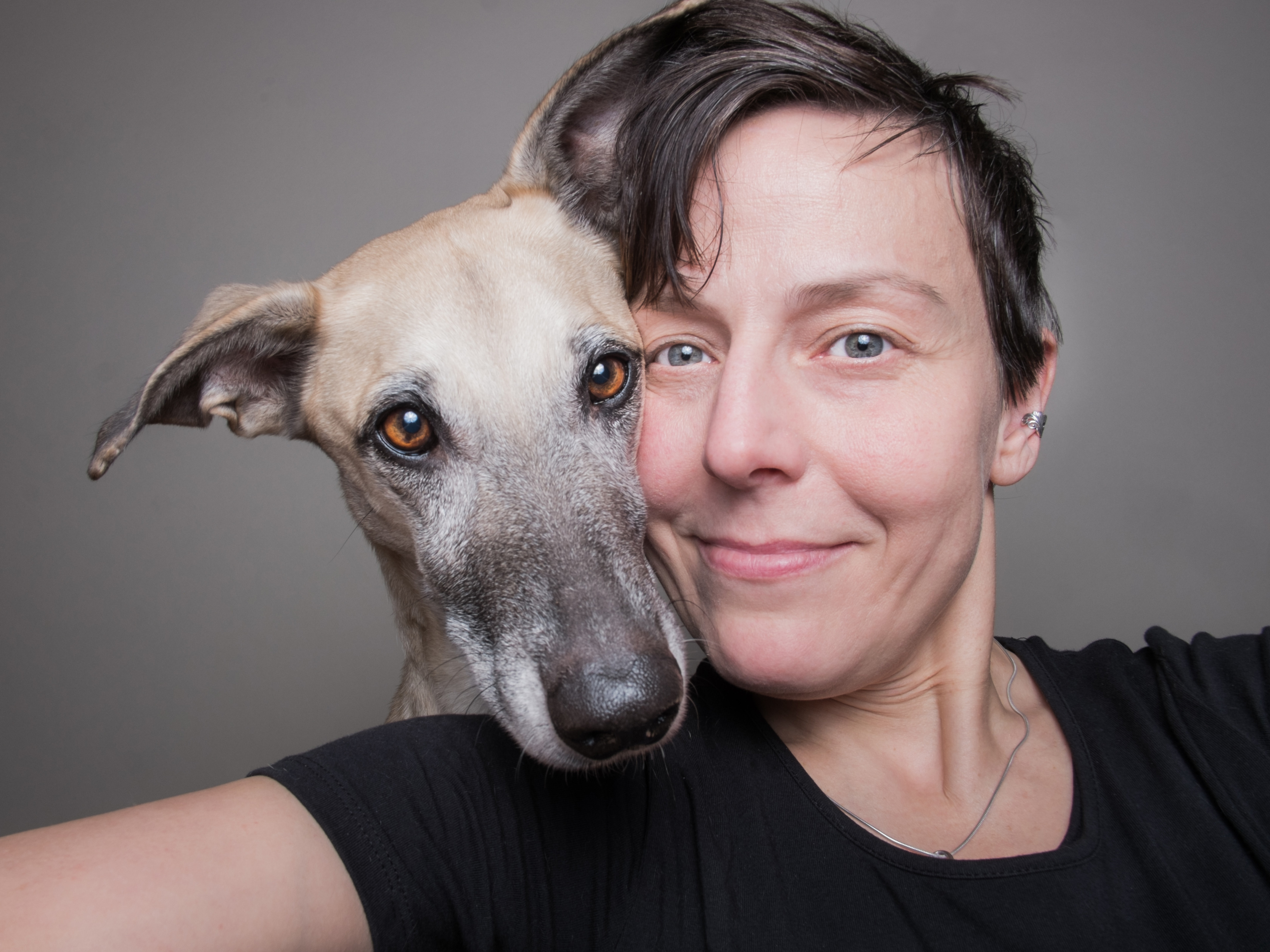 Elke Vogelsang mit Hund, Porträtfoto