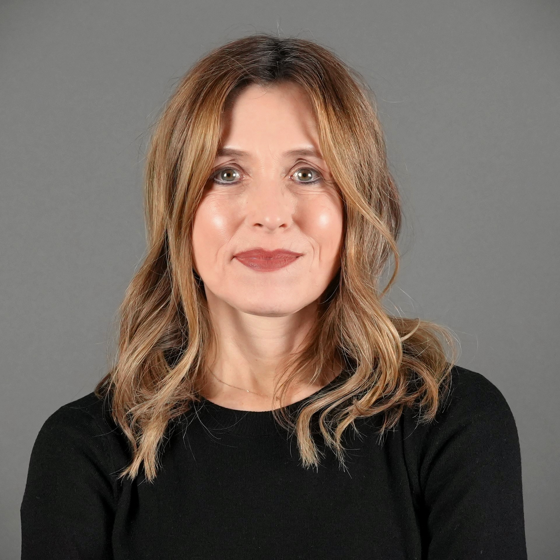 Porträt von Katja Koschate vor grauem Hintergrund