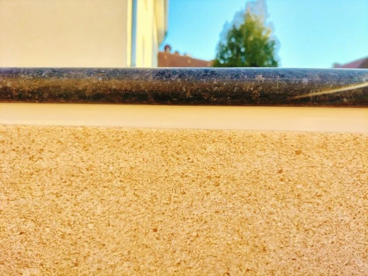 Detailansicht einer Poolverfugung mit sauberer Fuge am Beckenrand