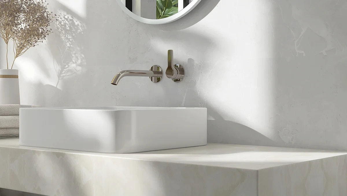 Modernes fugenfreies Bad mit Waschbecken und Wandarmatur, helles Design
